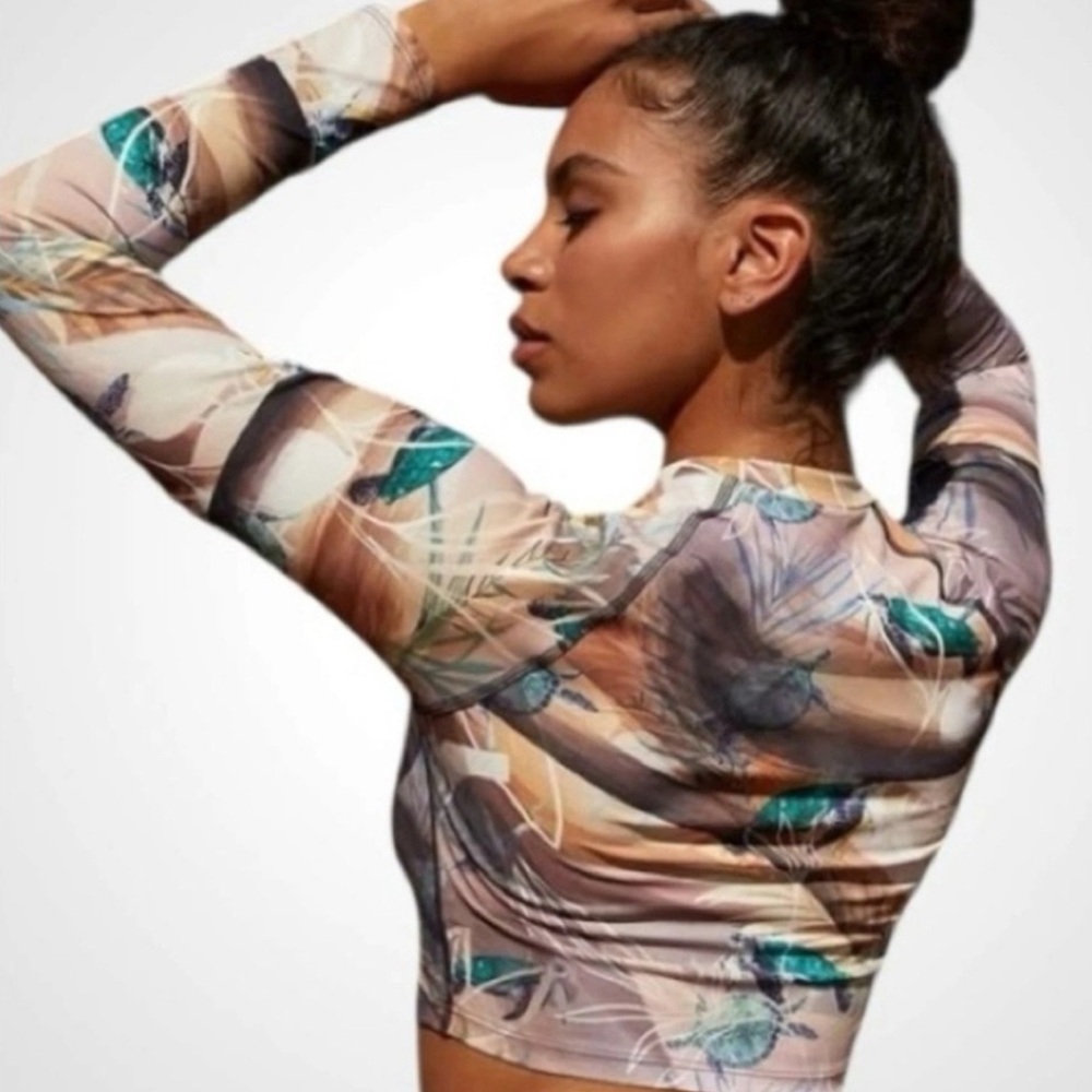 WET Swimwear Honu Hailee Turtle Print Swimsuit Top Rash Guard New Medium - Picture 3 of 8
